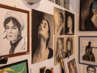 ...e quello di una donna con un cappello e dall�espressione �impenetrabile�